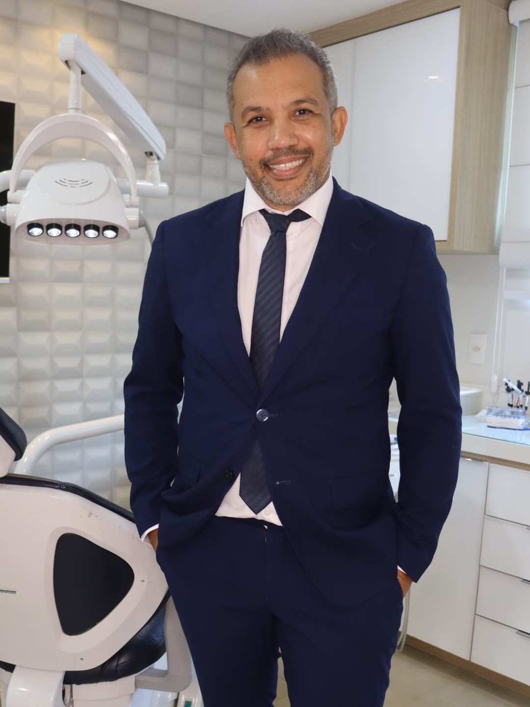 Dr. Pablo Santos de Oliveira no consultório do Instituto Odontológico